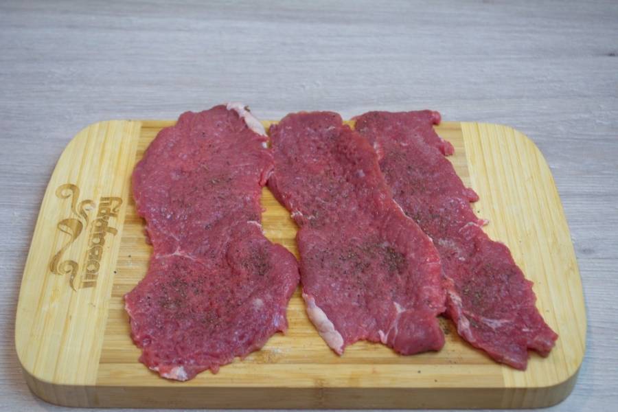 2. Каждый кусочек мяса отбейте молоточком для мяса так, чтобы не прорвать мякоть. Пластинки мяса должны остаться цельными. Приправьте мясо солью и специями с двух сторон.