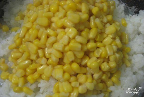 В промытый охлажденный рис добавить кукурузу из банки.