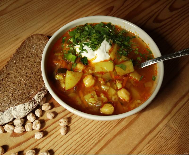 Суп солянка мясная с колбасой, солеными огурцами и оливками простой рецепт пошаговый