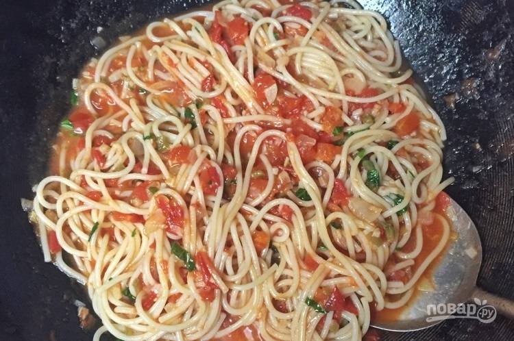 15.	Тем временем спагетти уже сварились, откиньте их на сито, обдайте холодной водой и переложите в сковороду к соусу.