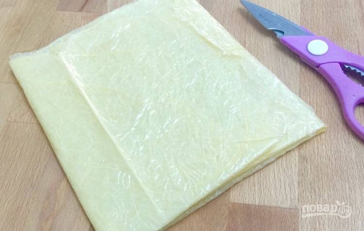 3. На рисовую бумагу положите мясную начинку и скрутите каждую в ролл.