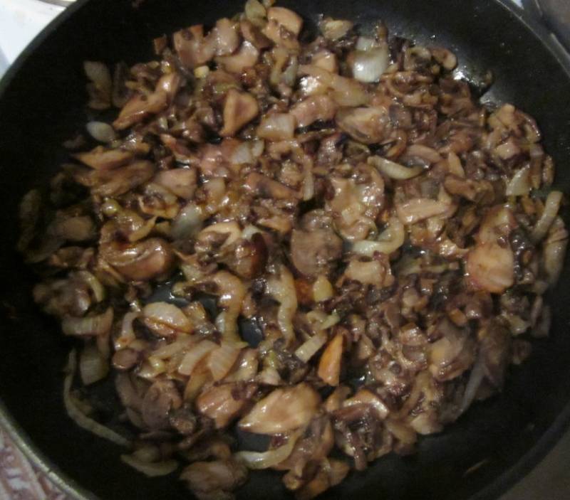 Рецепт: Жареная картошка с грибами - с опятами замороженными и луком