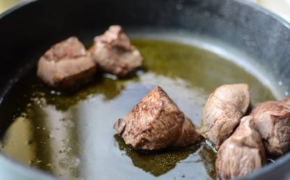 Обжарить мясо до золотистого цвета.