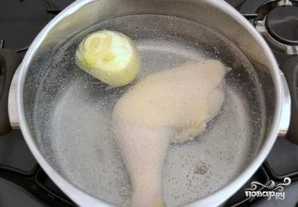 1. Сварите бульон. Для этого возьмите один куриный окорочок и целую луковицу на полтора литра воды. Варите 1/2 часа с момента закипания.