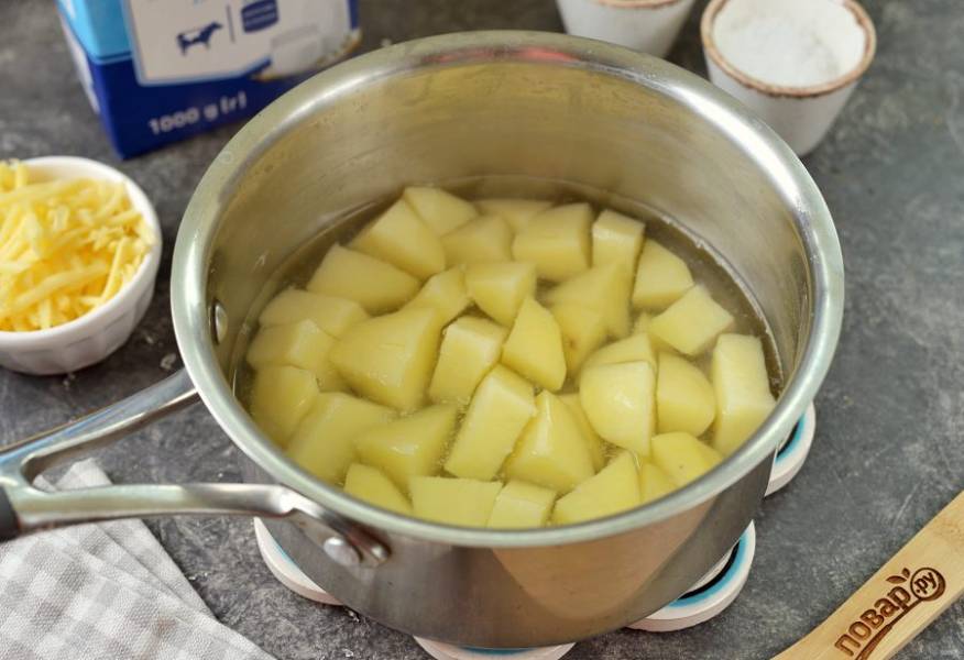 Картофель нарежьте на кусочки, залейте водой, чуть посолите, отварите до готовности минут 15-17.