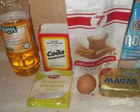 1. Этот рецепт приготовления вафель совсем простой, но требует времени. Когда сделаете тесто, ему нужно дать постоять минут 40. Масло предварительно следует растопить.