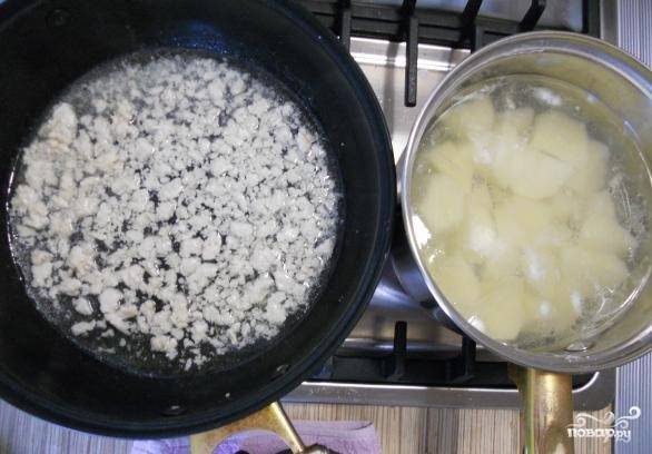 1. Перед тем как приготовить детскую картофельную запеканку с фаршем, отварите очищенный картофель и приготовьте из него пюре. Параллельно пассеруйте фарш из куриной грудки с мелко нарезанным репчатым луком на постном масле и с небольшим количеством воды. Соль добавьте по вкусу.