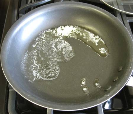 Пока макароны варятся, мы ставим на огонь сковороду и растапливаем в ней сливочное масло. 