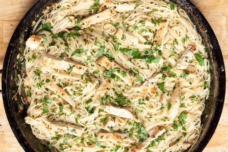 Спагетти с курицей на сковороде - быстрый рецепт с пошаговыми фото