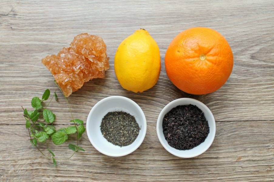 Подготовьте все необходимые ингредиенты для приготовления ташкентского чая с лимоном и мятой. 