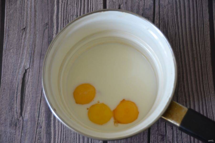 Нагрейте молоко до 35-36 градусов, добавьте в него желтки.