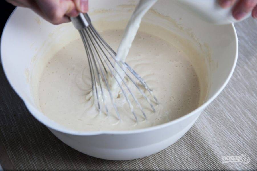 Добавляем тонкой струйкой подогретое молоко и просеянную муку, тщательно все перемешиваем до консистенции густой сметаны. Оставляем тесто на 10 минут.