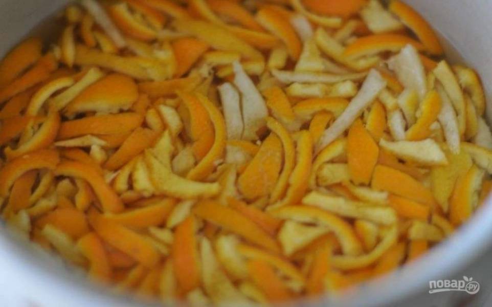 Выжмите сок из лимона и апельсинов. Добавьте его в кастрюлю. Доведите жидкость до кипения. Затем снимите её с плиты и остудите. После переставьте напиток с цедрой в холодильник на 5 часов.
