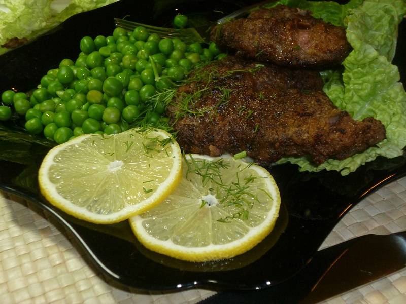 Подаем готовый ромштекс классический из говядины на сковороде с зеленью и свежими овощами. Приятного аппетита!