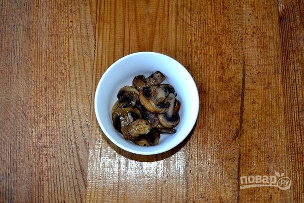 На отдельной сковороде обжарьте нарезанные ломтиками грибы.