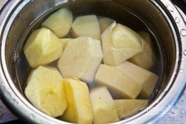 Картофель очистите, промойте и нарежьте его крупными кусками. Залейте водой в кастрюле, чтобы она была на 2 см выше картошки.