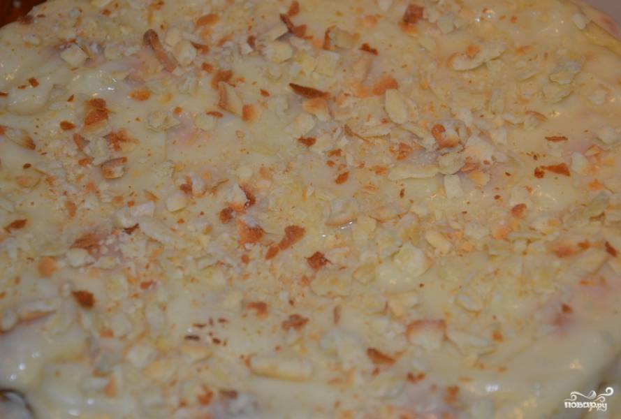 Для крема смешиваем муку с сахаром, желтками и молоком. Ставим массу на медленный огонь, завариваем крем при постоянном помешивании. Как только загустеет, снимаем с огня и даем немного остыть. Добавляем сливочное масло, перемешиваем. Смазываем остывшие коржи кремом. Формируем торт, присыпав верхушку орехами.