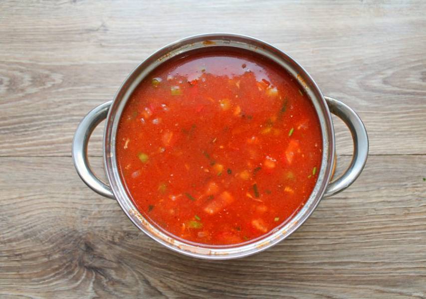 Обжаренные овощи с курицей переложите в бульон и доведите до кипения. Все поперчите, доведите по вкусу на соль и варите на медленном огне в течение 10 минут. Снимите томатный суп с кинзой с огня и дайте немного постоять.