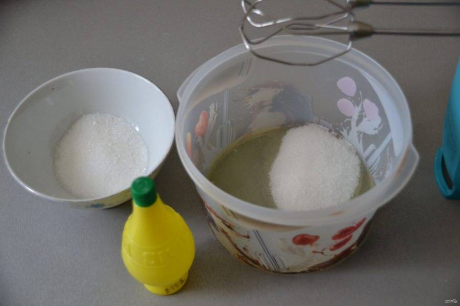 Для крема взбейте 2 яичных белка и 120 грамм сахара, добавьте чайную ложку лимонного сока.