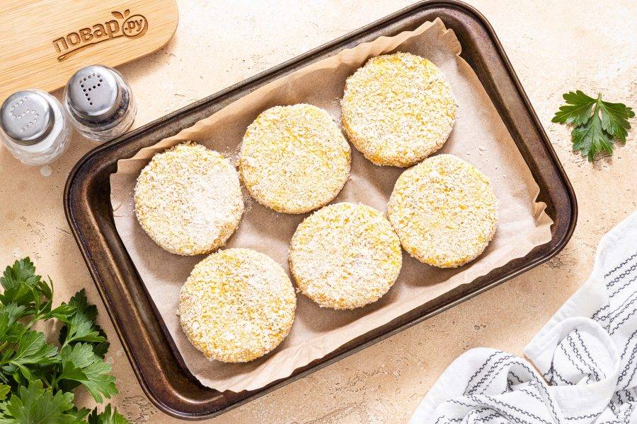 Выложите котлеты в форму для запекания смазанную растительным маслом или на пергамент для выпечки. Выпекайте в разогретой до 200 градусов духовке 18-20 минут до румяной корочки.