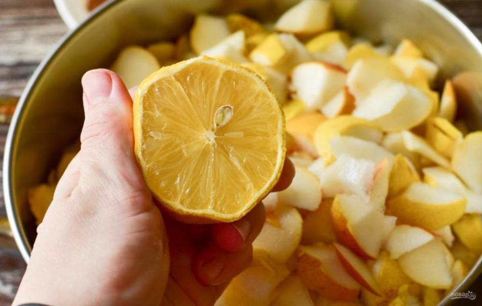 Выдавите сок лимона. Или его можно просто нарезать кусочками и добавить к грушам.