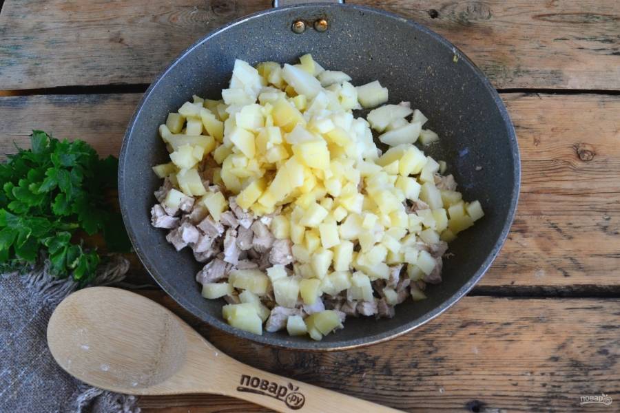 Обжарьте картофель вместе с грудкой на сковороде до легкой румяной корочки. Это придаст запеканке дополнительной хрусткости. 