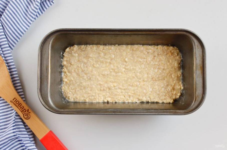 Смажьте маслом форму, распределите будущую основу для пирожного. Отправьте в разогретую до 180 градусов духовку.