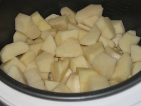 1. Рецепт приготовления картошки с шампиньонами в мультиварке весьма прост. Наличие кухонной технике способно превратить готовку в настоящее удовольствие. Для начала необходимо вымыть, просушить и очистить картофель. Нарезать его небольшими кусочками и выложить на дно чаши мультиварки. 