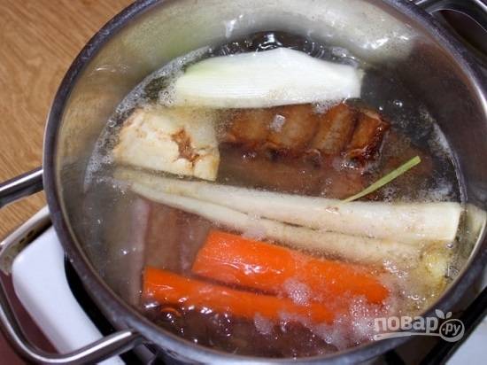 Перекладываем в кастрюлю ребрышки и овощи, заливаем литром воды и ставим вариться минут на 40-45, чтобы мясо на косточках стало мягким.