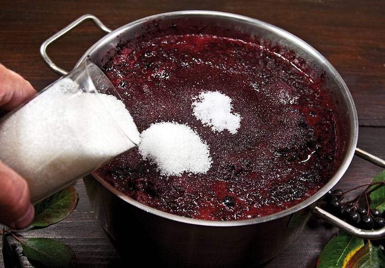 3. После можно добавить сахар. В рецепте приготовления вина из рябины используются пропорции примерно 100 граммов сахара на 1 килограмм ягод. Вы можете уменьшать или увеличивать количество сахара по вкусу, однако сильно не увлекайтесь. 