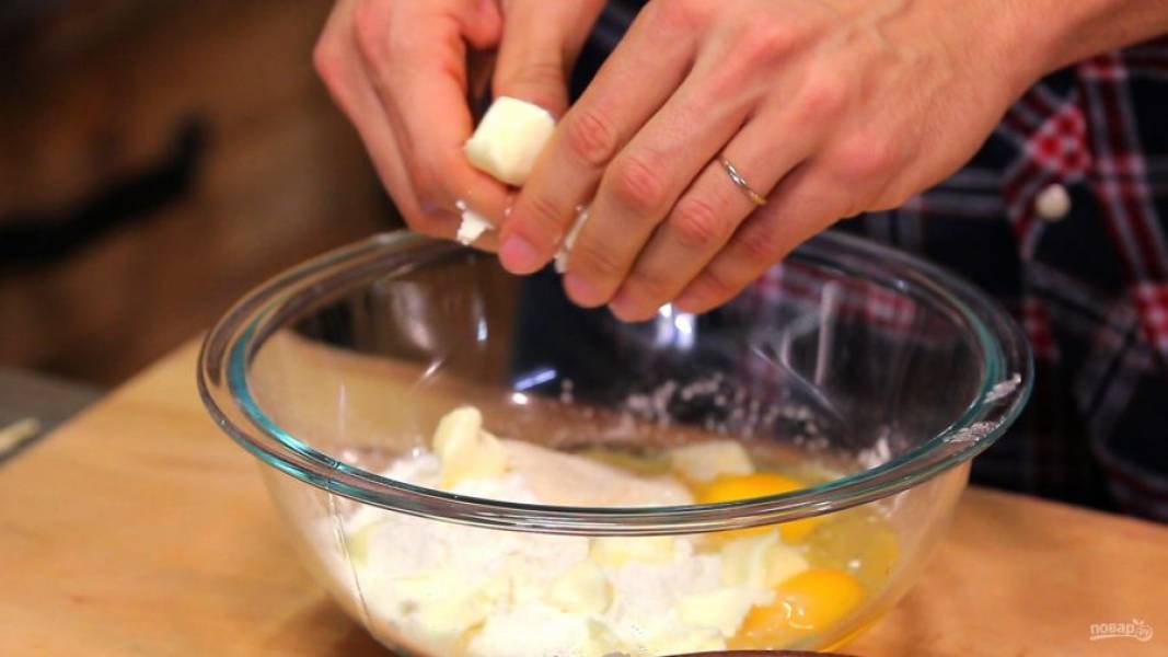1. В миске смешайте сахар, яйца и муку. Затем натрите цедру лимона, добавьте ванильный экстракт, соль и разрыхлитель.
