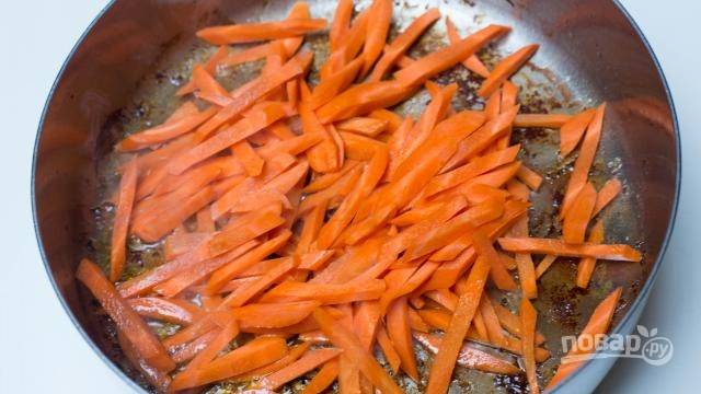 3. На сковороду тем временем выложите нарезанную тонко морковь. 