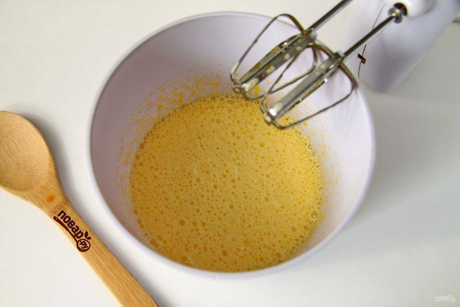 Яйца взбейте с сахаром и солью. Не переставая взбивать влейте теплую воду (половину от указанного количества).