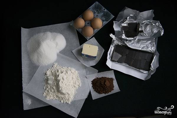 1. Перед вами все ингредиенты для теста, необходимые, чтобы повторить этот рецепт приготовления шоколадного торта с черникой на вашей кухне. 