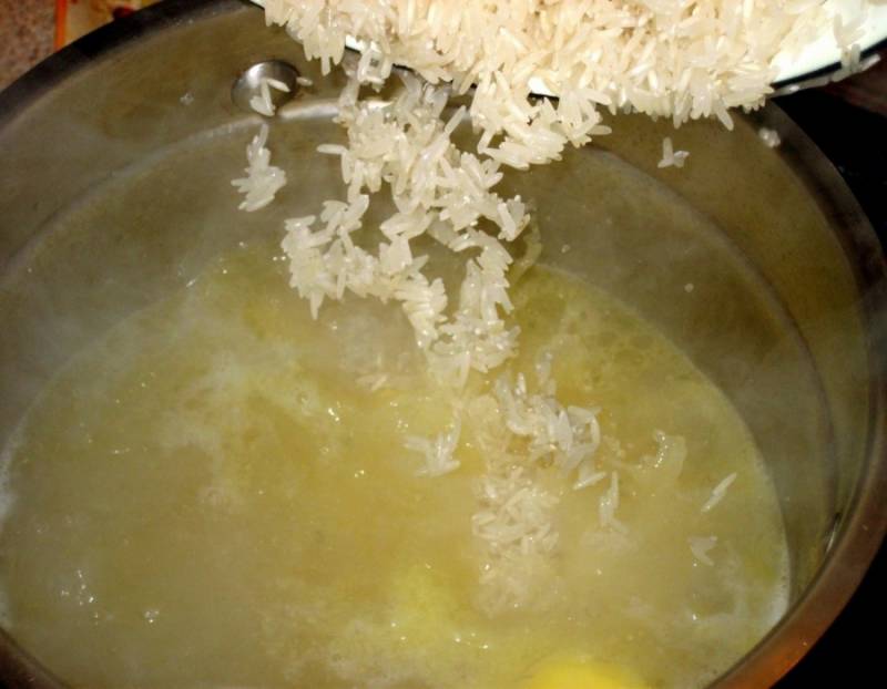 Рис промойте в холодной воде, отварите в бульоне. Лучше рис длинный брать.