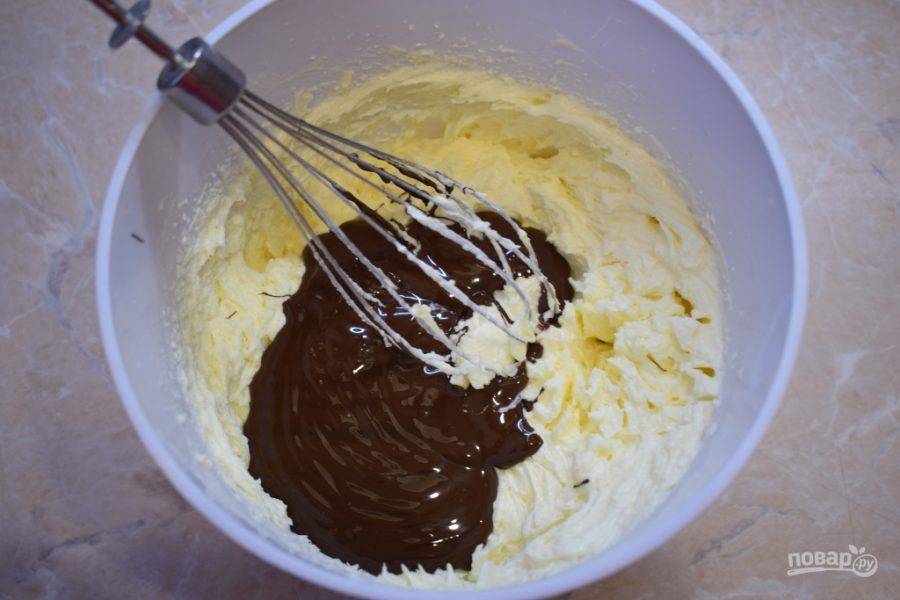 Затем добавьте растопленный шоколад. Вмешайте его в крем.