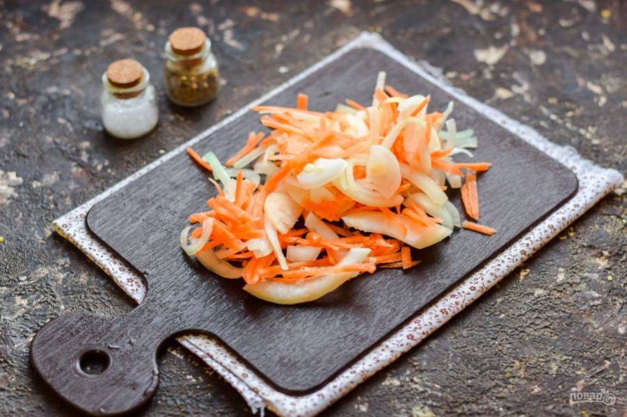 Очистите лук и морковь, сполосните, просушите. Нарежьте лук небольшими полукольцами, морковь натрите на средней терке.