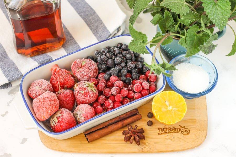 Подготовьте указанные ингредиенты. Если готовите пунш в зимнее время, используйте замороженные ягоды или ягодное пюре.