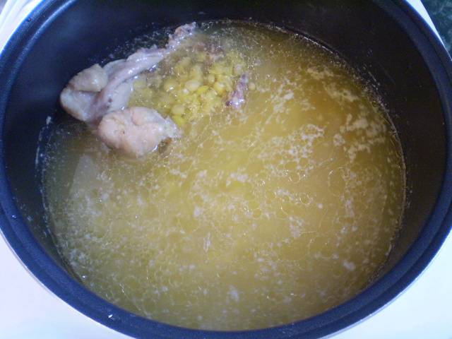 2. Горох тщательно моем, несколько раз до чистой воды. Убираем порченные зерна. Ставим вариться вместе с куриной спинкой или потрошками до готовности. Обязательно посолите суп.
