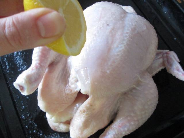 Курицу помойте хорошенько, сбрызнете лимонным соком, посолите и поперчите. 