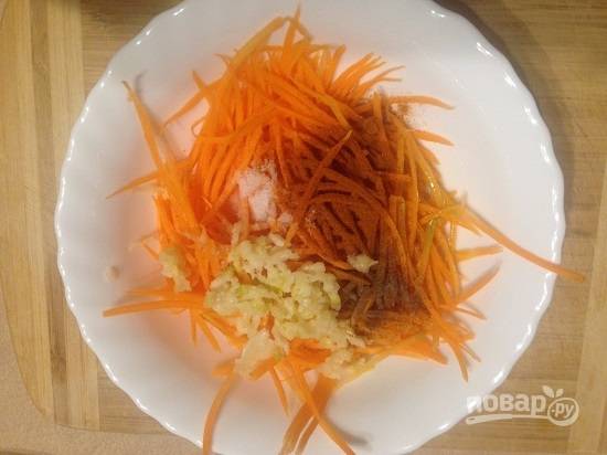 Добавим к морковке специи по вкусу, измельченный чеснок, уксус и масло. Можно добавить ваши любимые сухие травы.