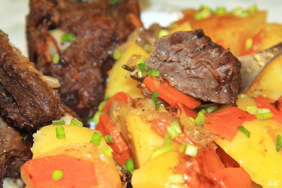 Вкусные говяжьи рёбрышки с овощами в духовке рецепт с фото пошагово