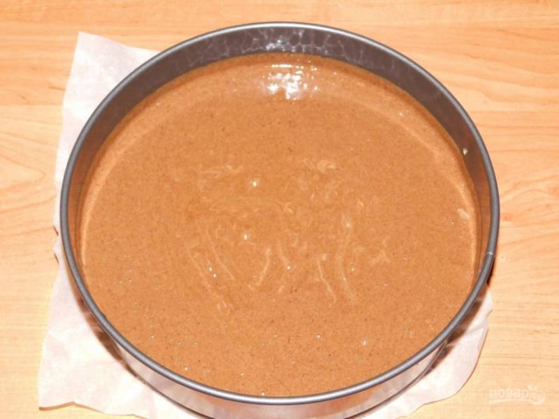 Затем введите какао и вылейте тесто в форму для выпечки (22 см). Поставьте в духовку, разогретую до 180 градусов, на 40-50 минут.