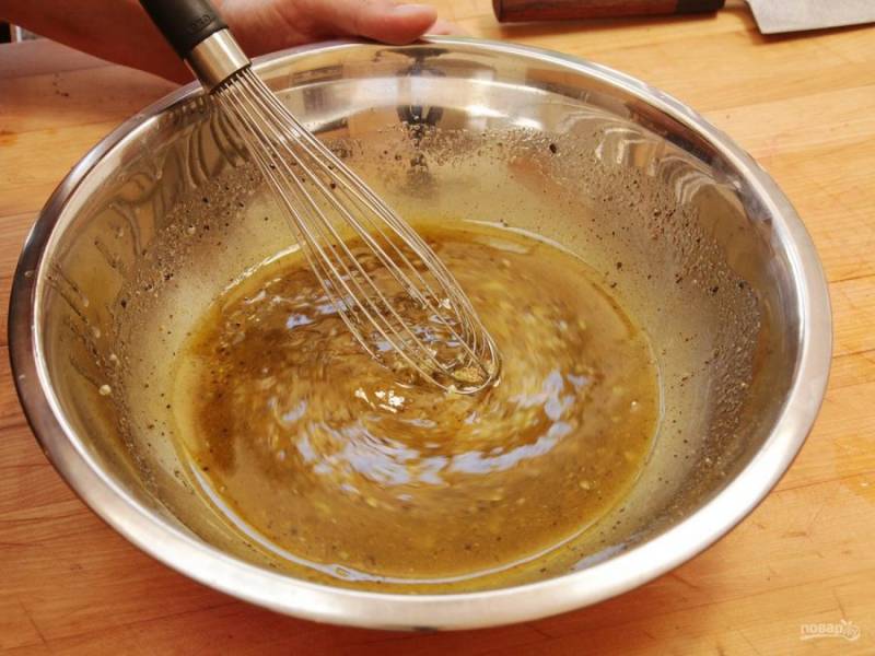 1.	Первым делом сделайте маринад для мяса: измельчите чеснок, орегано, добавьте тмин, молотый перец, соль, оливковое масло, сок одного апельсина и 3-4 лаймов, хорошенько перемешайте.