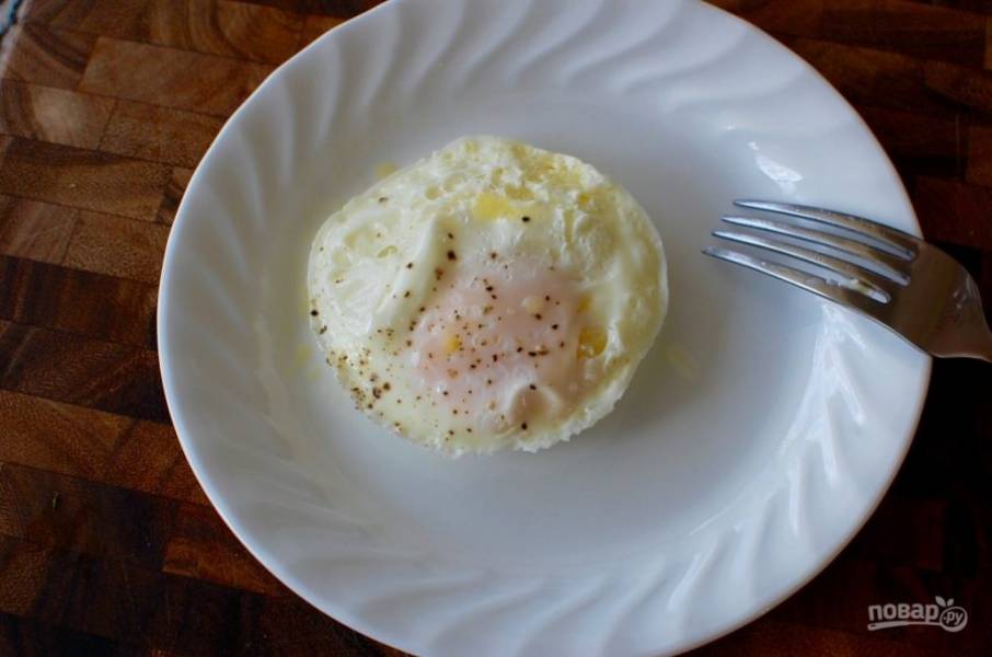 6.	Аккуратно переложите яичницу в тарелку и сразу подавайте.