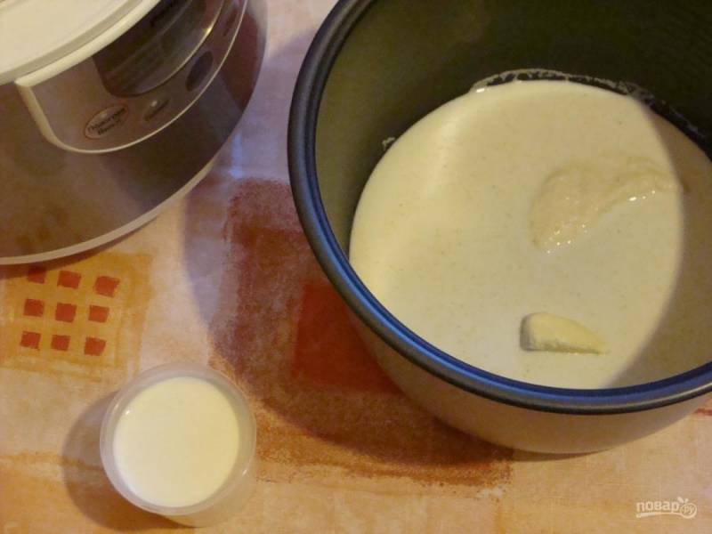 В чашу мультиварки добавьте молоко, манку, соль, сахар и сливочное масло.