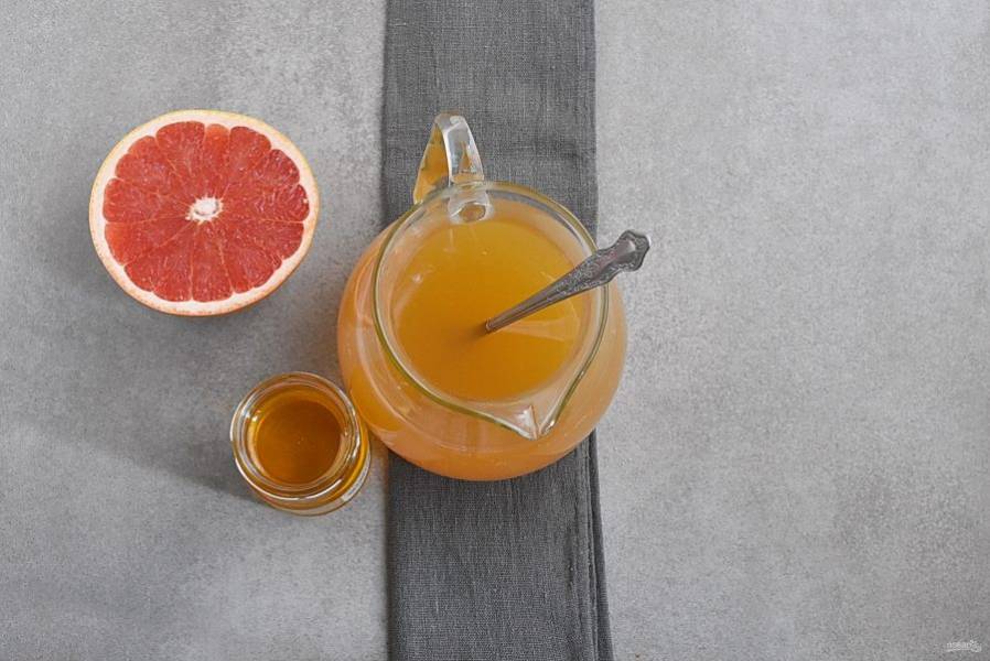 Добавьте по вкусу жидкий мед. Обычно на один плод достаточно 1 чайной ложки. Хорошо перемешайте.