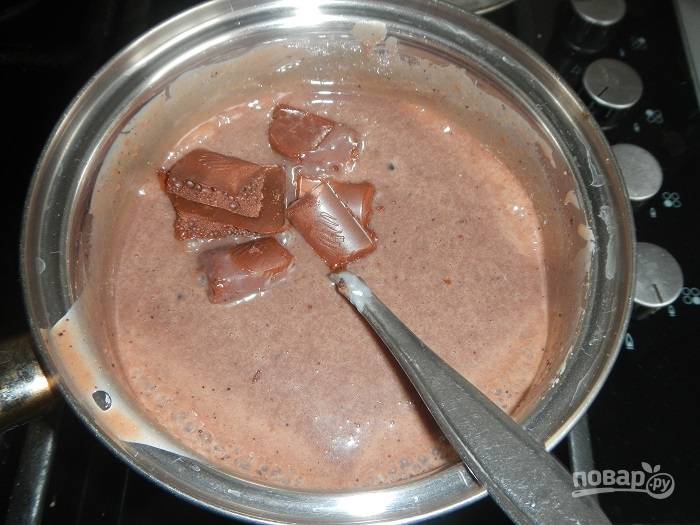 В сладкую массу добавьте 40 гр шоколада. Доведите его до кипения, всё время мешая. Затем выключите огонь.