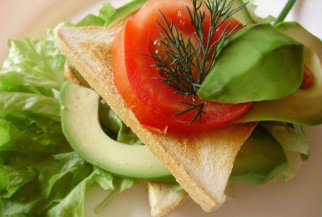Накройте ломтик хлеба с тунцом ломтиком с овощами, украсьте зеленью. Приятного аппетита!