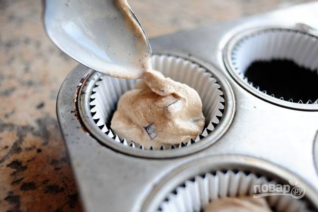 4. В формочку выкладывайте крошку из печенья слоем, равномерно утрамбуйте его ложкой, сверху выкладывайте крем из мороженого с шоколадом.